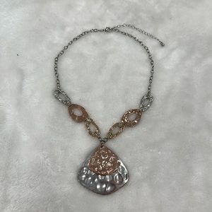 Fashion jewelry beautiful necklace in excellent condition